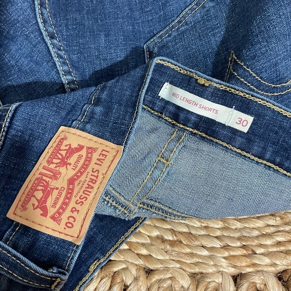 Pair of Levi Mid Length Denim Cuffed Shorts Waist 30 - Picture 9 of 12